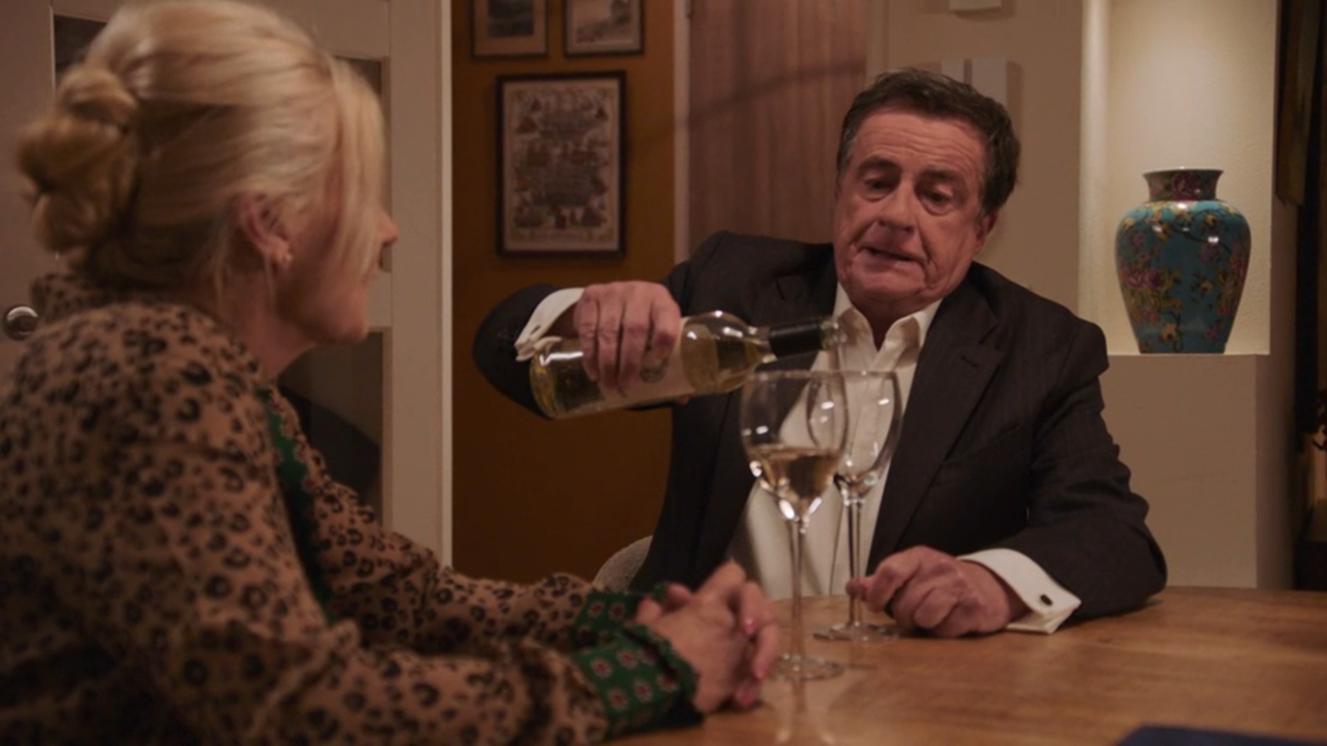 Henk spreekt na Laura's uitvaart direct met Elly af